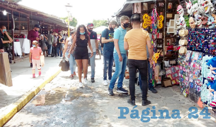 En avenida Tonaltecas la afluencia de personas ha disminuido de forma considerable aunque paulatinamente se ha ido recuperando, algo que los artesanos del lugar esperan pueda remontar a la brevedad/Fotos: Francisco Tapia