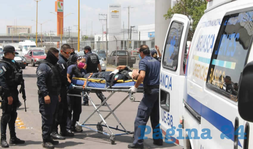Luego de participar en el operativo de captura, el polic&iacute;a estatal Salvador Flores Medina, de 24 a&ntilde;os de edad, sufri&oacute; una aparatosa ca&iacute;da frente al centro comercial Agropecuario