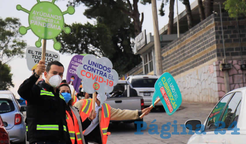 El alcalde Ulises Mejía Haro y su equipo de colaboradores visitaron supermercados, tiendas departamentales y de conveniencia del municipio para colocar carteles y ofrecer cubrebocas a la ciudadanía a fin de reforzar las medidas de prevención ante el COVID-19 durante esta fase de Alerta Máxima.