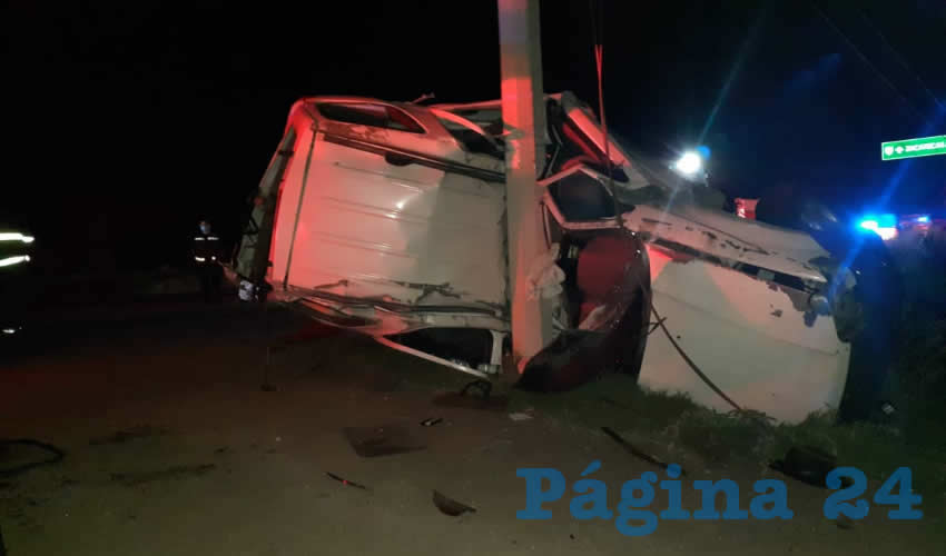 La camioneta Ford Escape quedó prácticamente “abrazando” el poste de la CFE