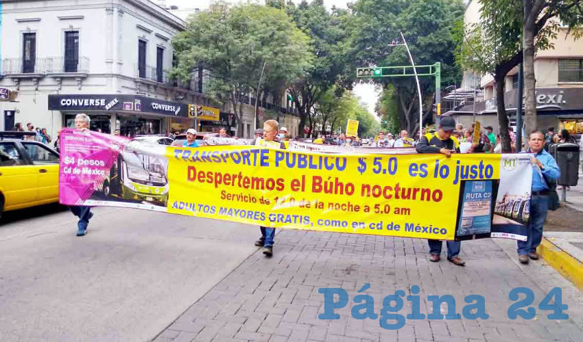 Decenas de jaliscienses pertenecientes a colectivos caminaron con mantas y pancartas del Parque Revolución hasta la Plaza de Armas, afuera del Palacio de Gobierno, donde criticaron la elevada cifra del transporte, ya que a falta de un sistema que de verdad funcione los ciudadanos miles de ciudadanos acaban pagando los platos rotos/Foto: Elizabeth Ríos Chavarría