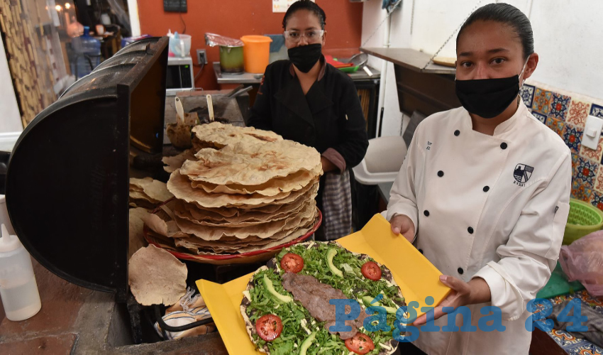 La tlayuda se coronó como la campeona de la comida callejera de Latinoamérica en un sondeo de Netflix (Foto: Archivo/Cuartoscuro)