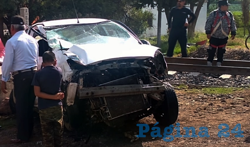 As&iacute; qued&oacute; el carro Nissan March blanco, cuyo conductor intent&oacute; ganarle el paso al tren 
