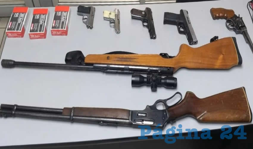 Las armas y los cartuchos decomisados por la Fiscalía General del Estado, de los cuales se desconoce a quién pertenecían