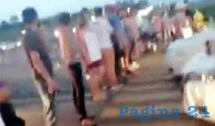Ante la falta de agua debido a supuestas fallas en el sistema de bombeo, habitantes de este fraccionamiento hicieron una manifestación y cerraron la circulación de la carretera a Colotlán. El problema no ha sido resuelto y analizan escalar la protesta/Foto: Especial