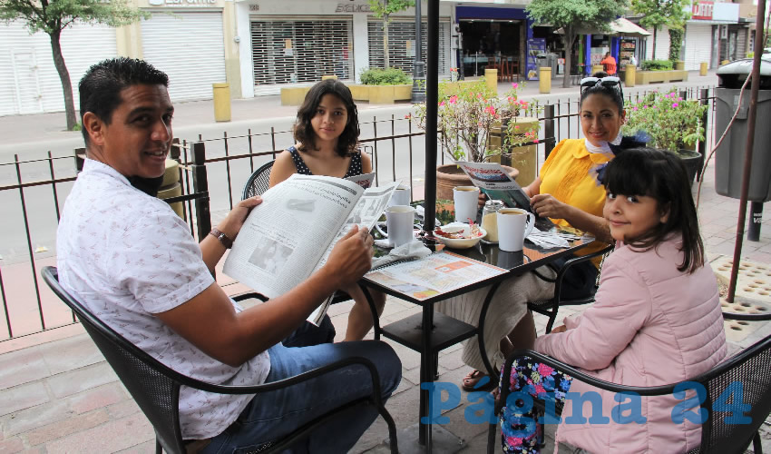 En el restaurante Las Antorchas desayunaron Mario Alberto Ponce del R&iacute;o, su esposa Luz Manzano L&oacute;pez y sus hijas Paula y Camila Ponce Manzano