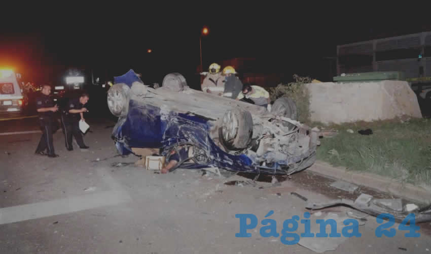 Las dos víctimas, hombre y mujer, se trasladan en esta unidad Chevrolet Cruze azul, con placas del estado de Coahuila