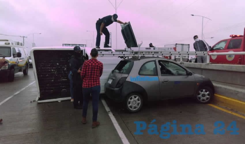 Tras ser colisionada por el tr&aacute;iler, la camioneta Toyota Hilux se estrell&oacute; contra el autom&oacute;vil Ford Ka y se volc&oacute; sobre su costado izquierdo
