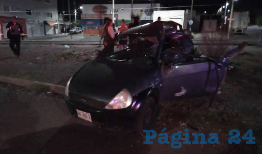 Severos da&ntilde;os present&oacute; el autom&oacute;vil Ford Ka gris, que tripulaban los ebrios Roberto y Jonathan, de 25 y 23 a&ntilde;os, respectivamente
