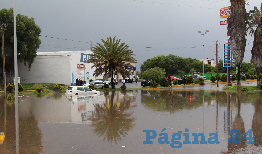 Esto se observó en la vialidad Estación La Encantada, casi al llegar a la avenida Luis Moya en la capital zacatecana, en donde cuando se presentan lluvias se concentran grandes cantidades de agua e impiden el paso de vehículos (Foto Rocío Castro Alvarado)