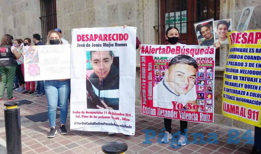 Decenas de familiares de personas desaparecidas y organizaciones ciudadanas acudieron al Congreso del Estado para “clausurarlo” de manera simbólica pues acusaron a los diputados de no incluirlos en las mesas de trabajo, además de ser inoperantes en dar salida a la ley en la materia/Fotos: Francisco Tapia