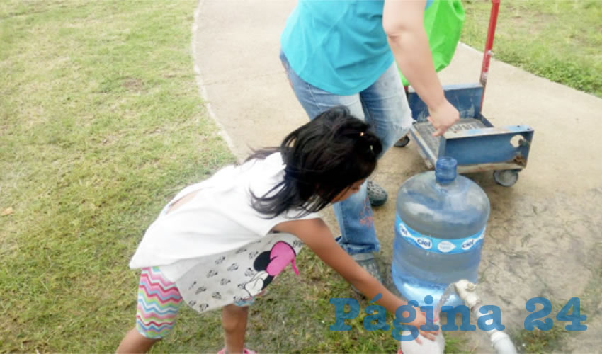 Es indignante que pese a pagar impuestos y el servicio de agua, los vecinos de Valle de los Molinos tengan que mendigar el vital líquido con la supuesta solución de Pablo Lemus de poner cisternas: la gente anda con su garrafón buscando dónde haya agua: “Ya quisieran verse en esa situación”, tronaron los afectados/Foto: Rafael Hernández Guízar