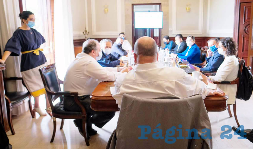 En la mesa de salud encabezada por el gobernador Enrique Alfaro, se analizaron las cifras actualizadas en cuanto a la capacidad hospitalaria y el ritmo de contagios de COVID-19 en las últimas semanas; se advirtió que de seguir la tendencia de contagios, el freno a la economía será inevitable: La prioridad es la salud, advirtió el mandatario/Foto: Especial