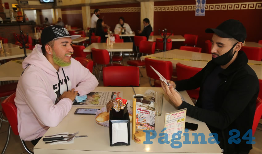 En el restaurante Mitla desayunaron Miguel Gonz&aacute;lez S&aacute;nchez y Roberto Naranjo Enr&iacute;quez