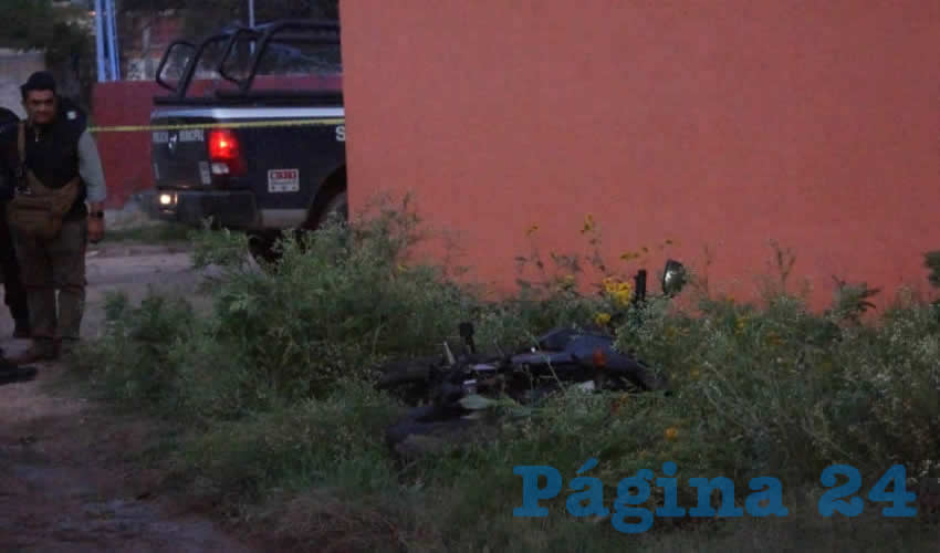 El segundo asesino abandonó la motocicleta en que había escapado, en un camino de terracería denominado Arroyo Blanco