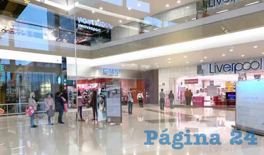 Con la transición a la nueva normalidad, en el complejo comercial Galerías Zacatecas se implementaron una serie de medidas sanitarias que incluyen algunas restricciones para entrar al lugar que alberga un cine y dos establecimientos que corresponden a marcas de cadenas internacionales (Foto Cristo González)