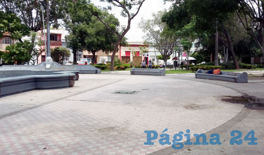 A los problemas de falta de alumbrado, aseo público y vigilancia policial, ahora se suma que un gran grupo de indigentes se pasea desnudos de forma constante en el jardín de San José de Analco/Foto: Francisco Tapia
