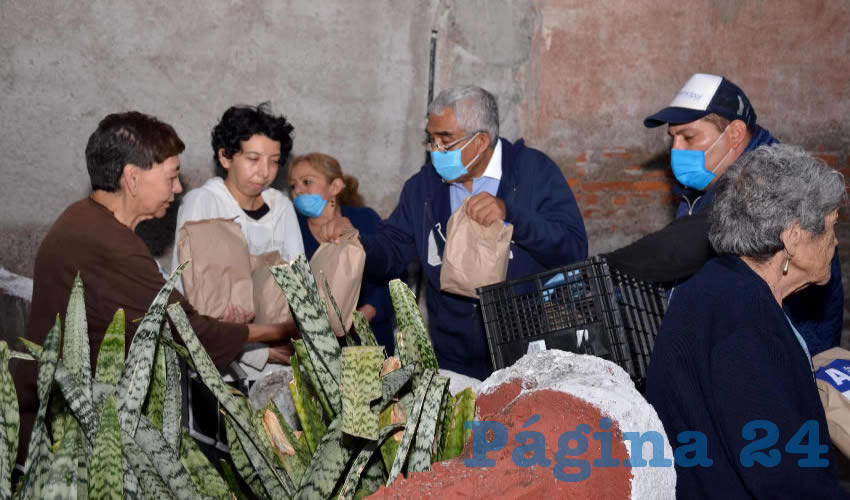 El presidente del DIF Municipal Ramón Jiménez y su equipo, entregaron 165 apoyos alimenticios a igual número de beneficiarios