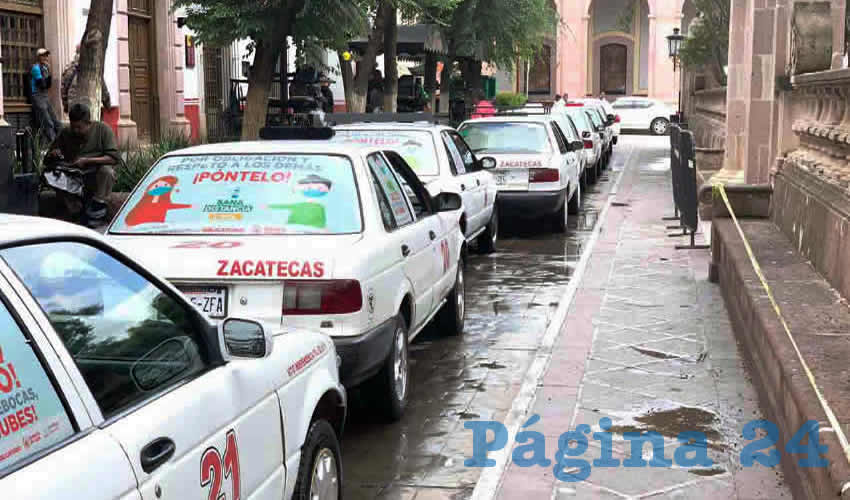 Luego que recientemente la violencia ha afectado de nueva cuenta al gremio de taxistas con el asesinato de algunos choferes en distintas regiones del estado, Javier Galavíz González, líder taxista, solicitó al gobierno estatal mayor seguridad para ellos, a fin de garantizar el servicio al usuario (Foto Merari Martínez)