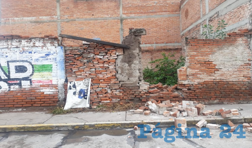 La barda perdió solidez debido a las lluvias que han caído los últimos días