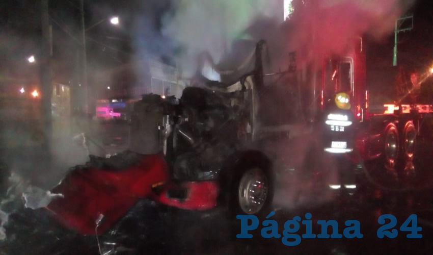 El tractocami&oacute;n fue envuelto por el fuego en avenida Siglo XXI, a la altura de la calle Arroyo