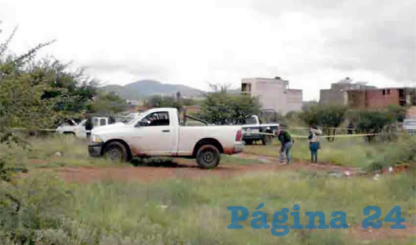 El arribo de la policía ministerial a la vivienda en donde estaban los dos cuerpos en la cochera