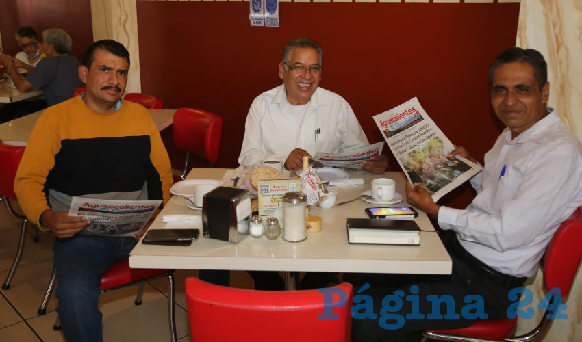 En el restaurante Mitla desayunaron Marco Antonio Martínez Proa, Cuitláhuac Cardona Campos, delegado en funciones como presidente de Morena; y Raúl González Reyes