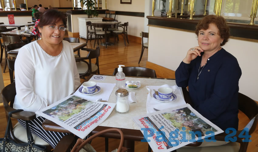 En Sanborns Francia desayunaron Amanda López Mireles y Esthela Gómez Muñoz