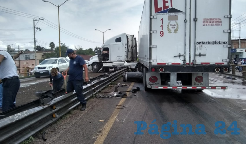 Tras el choque, el tráiler terminó atravesando la valla de contención y su tanque de diésel comenzó a derramar combustible