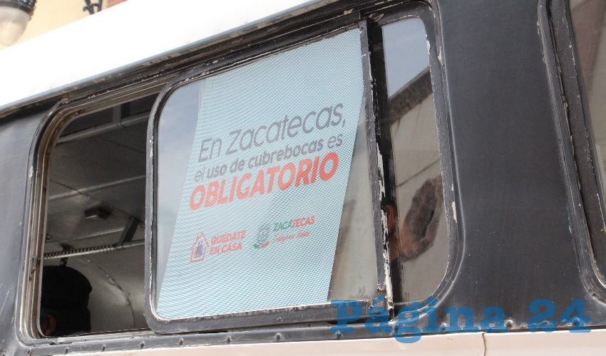 A partir del pasado lunes 20 de julio, las distintas rutas de transporte público urbano de Zacatecas y Guadalupe, comenzaron a implementar un programa en el que hacían saber a la población que el cubrebocas es obligatorio utilizarlo para prevenir contagios de COVID-19, por lo que a los usuarios que intentaran utilizar el servicio y no portaran el cubrebocas, no se les permitiría ingresar a los camiones (Foto Rocío Castro Alvarado)