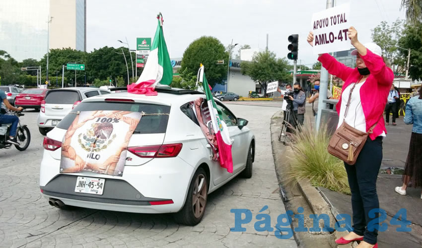Diferentes lonas fueron colocadas para hacer latente su sentir. Mientras que destacaban muchas a favor de López Obrador con leyendas como “Yo apoyo a mi presidente” y “AMLO se queda”, había también algunas que dejaban en claro el rechazo al actual gobierno en Jalisco/Fotos: Francisco Tapia