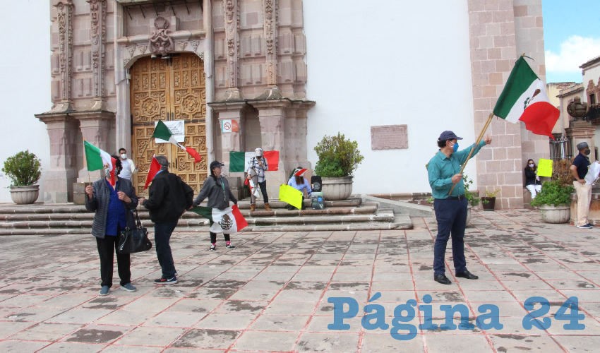 El reducido grupo de personas protestando