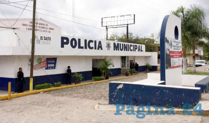 Júpiter Balderas Morán, propietario del periódico El Día, acudió a la comandancia de El Salto a presentar una queja porque la patrulla no acudió a su domicilio cuando pidió auxilio porque una persona se metió a su predio. Lo atendieron, sí, pero a empujones, puñetazos y violencia verbal; también lo esposaron, todo en presencia de sus dos hijos menores de edad/Fotos: Especial