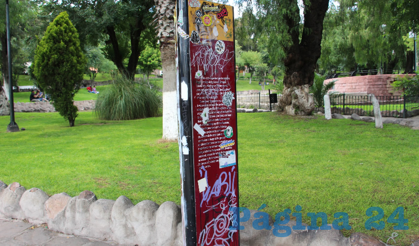 Los grafi teros siguen infringiendo la ley pues aún continúan pintando y rayando edifi cios y casas habitación (Foto: Rocío Castro Alvarado)