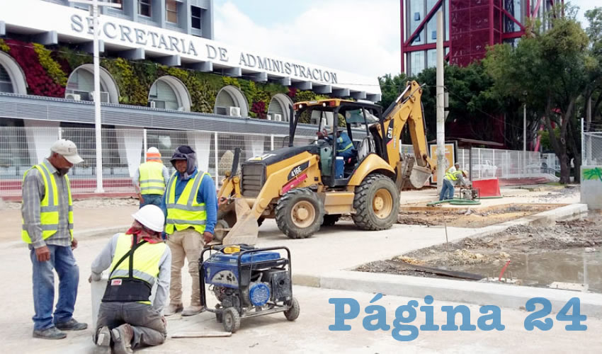 Primero es difícil estacionarse cerca de los edificios ubicados en la zona de La Normal, por las obras del tren ligero; luego, para ingresar al edificio del registro público y del archivo estatal se sigue un estricto protocolo de seguridad sanitaria, con lo que trámites que antes demoraban media hora, ahora toman tres/Foto: Francisco Tapia