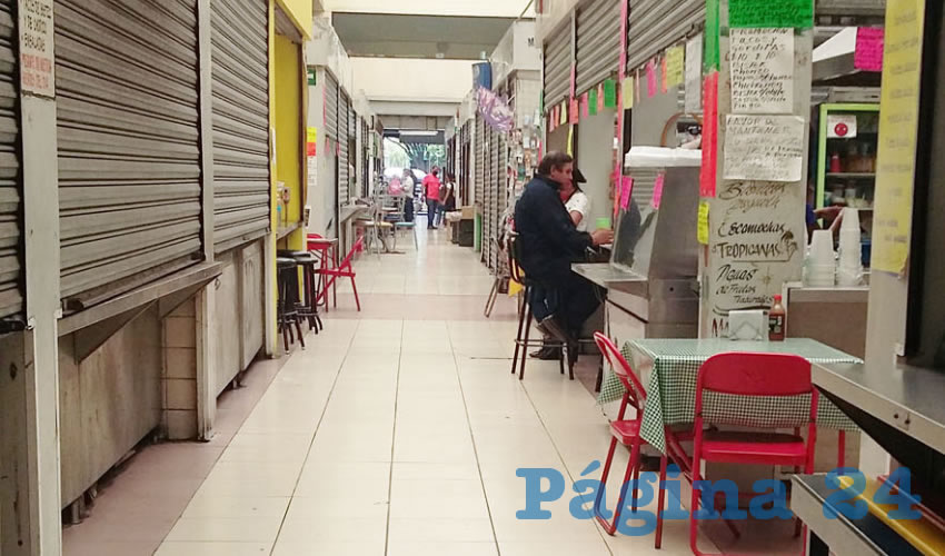 Si bien no tiene ni diez años de que lo remodelaron, y en general su interior luce “presentable”, en el estacionamiento del mercado Mexicaltzingo se filtra el agua, además de que el estado de los baños es deplorable y encima cobran cinco pesos para ingresar a ellos/Foto: Francisco Tapia