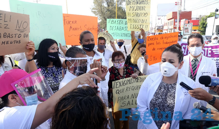 Trabajadores sindicalizados y derechohabientes protestaron para exigir la renuncia de la subdirectora administrativa del Hospital General del ISSSTE