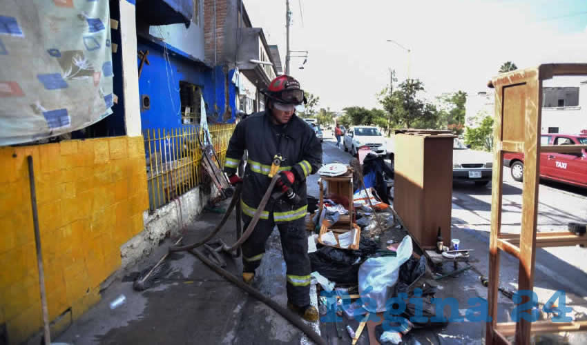 Bombero municipales evitaron que el siniestro se extendiera, consumiendo el fuego basura y muebles viejos