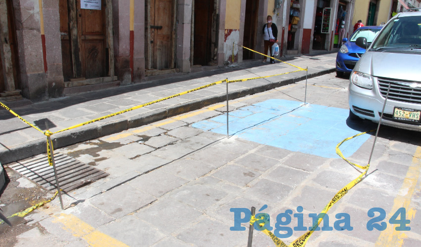 Cada año, de junio a septiembre que es cuando se presentan mayor cantidad de lluvias en la capital de Zacatecas, es común observar en las calles del Centro Histórico inmuebles que están delimitados con cintas amarillas que prohíben el paso por enfrente ya que existe peligro de colapso (Foto Rocío Castro Alvarado)