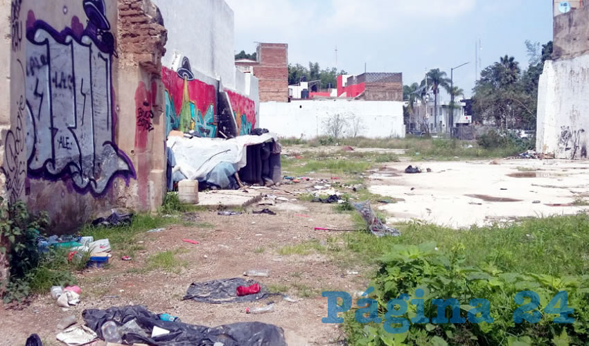 Sucia y desagradable luce la zona del Parque Morelos, en el centro de Guadalajara, donde decenas de indigentes se han asentado en los lotes baldíos que se hicieron para asentar la fallida Villa Panamericana. Pese a las quejas de vecinos, el gobierno de Ismael del Toro no hace nada/Foto: Francisco Tapia