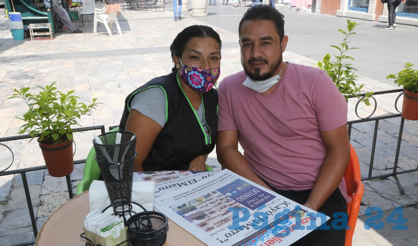 En Caf&eacute; Catedral platicaron Beatriz Corpus y Armando Mart&iacute;nez P&eacute;rez