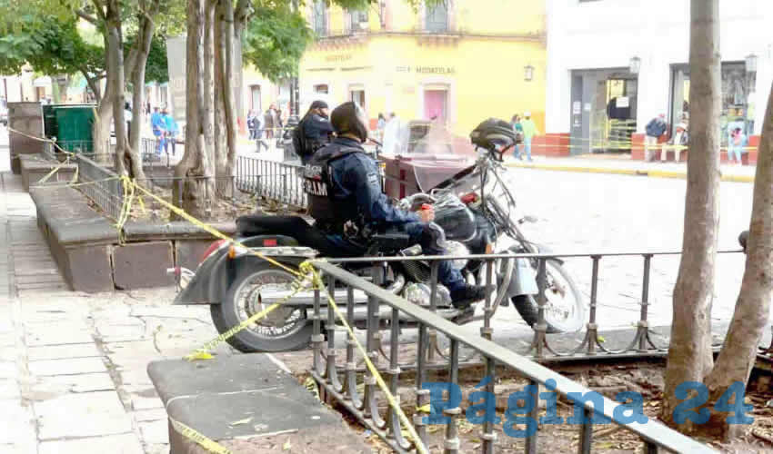 Al considerar que parte de la población hace caso omiso a las medidas sanitarias implementadas por autoridades de la Secretaría de Salud federal y estatal, elementos policiacos resguardan espacios públicos para evitar que la gente se concentre en estos sitios (Foto Merari Martínez)