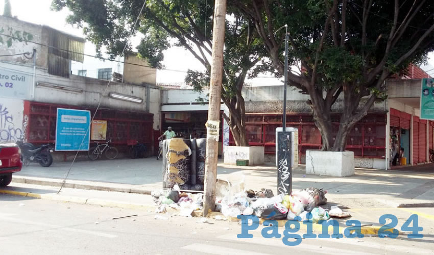 Por fuera y por dentro luce deplorable este espacio municipal; el director de Mercados de Guadalajara no se digna visitar el lugar para escuchar las inquietudes de los locatarios y al menos tratar de remediar algunos de los problemas, lamentaron en el lugar/Foto: Francisco Tapia