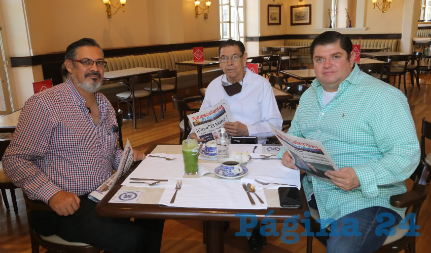 En Sanborns Francia desayunaron Roberto Lamas de Alba, Carlos Maza Ar&eacute;valo, economista; y Mario Guevara Palomino, exdelegado del Infonavit