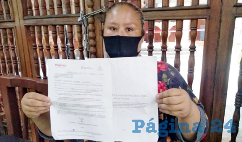 “Nos deben el cheque desde enero a la fecha y nos traen a la vuelta y vuelta, nos dan puros pretextos”, lamentó la señora Lourdes Navarro, una de las afectadas por la falta de apoyos que se comprometió a entregar el gobierno de Enrique Alfaro /Foto: Francisco Tapia