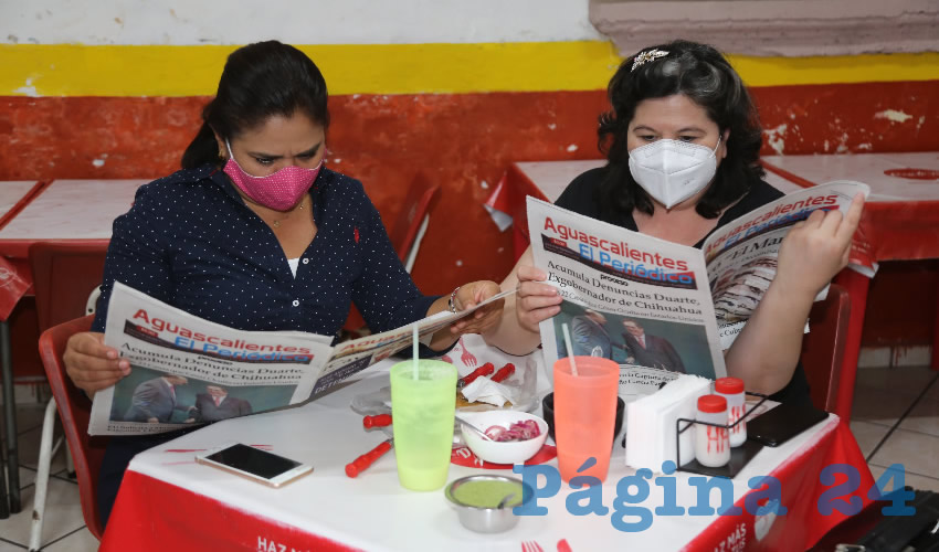 En Gorditas La Merced almorzaron Karina Ben&iacute;tez Monsiv&aacute;is, coordinadora de Prensa del ISSEA; y Mar&iacute;a Eugenia Velasco Mar&iacute;n, directora de Control y Prevenci&oacute;n de Enfermedades del ISSEA 