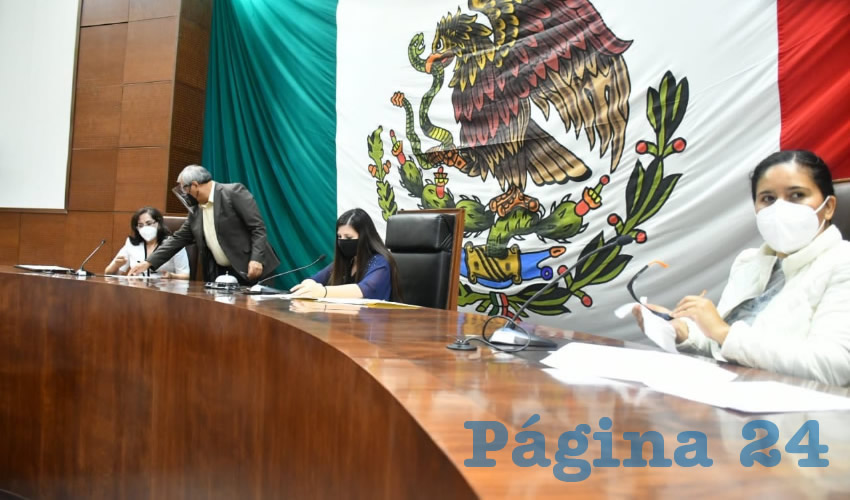 En sesión de la Comisión Permanente del Congreso del Estado, se solicitó fuera aprobado un exhorto a la Secretaría de Energía del Gobierno Federal para que revise los contratos firmados a partir de 2013 entre ejidatarios de El Orito, con las empresas privadas que se dedican a producir energías alternativas en este lugar (Foto Rocío Castro Alvarado)