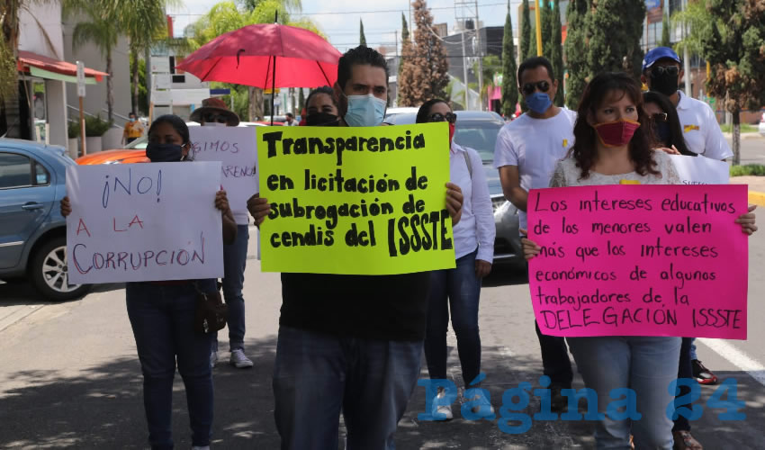 Decenas de madres y padres de familia protestaron en la subdelegación del ISSSTE por el cambio de Cendis (Foto: Eddylberto Luévano Santiilán)