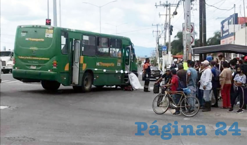 El conductor del urbano dio una vuelta prohibida en u, atropellando a la ciclista, que falleció de manera instantánea/Fotos: Especial