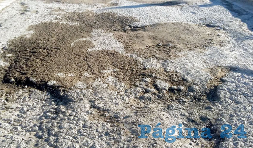 En la colonia El Vado, algunos de los baches llegan a ser del ancho casi total de las calles, y además alcanzan una profundidad que llega a los 20 centímetros / Foto: Francisco Tapia